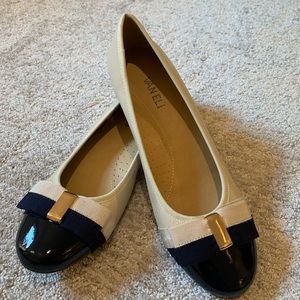 Vaneli size 9 Navy/Cream Flat
